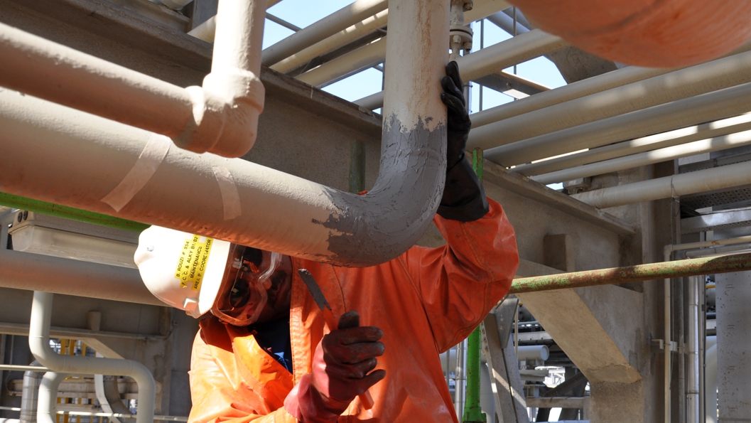 Using an epoxy paste to rebuild and repair a worn pipe PipeRepair.co.uk